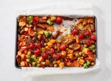 Deze traybake schuif je al in 10 minuten de oven in. Is dat even easy!