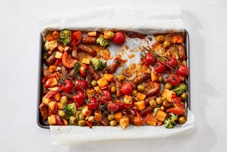 Ovengroente traybake met runderchipolata & harissa
