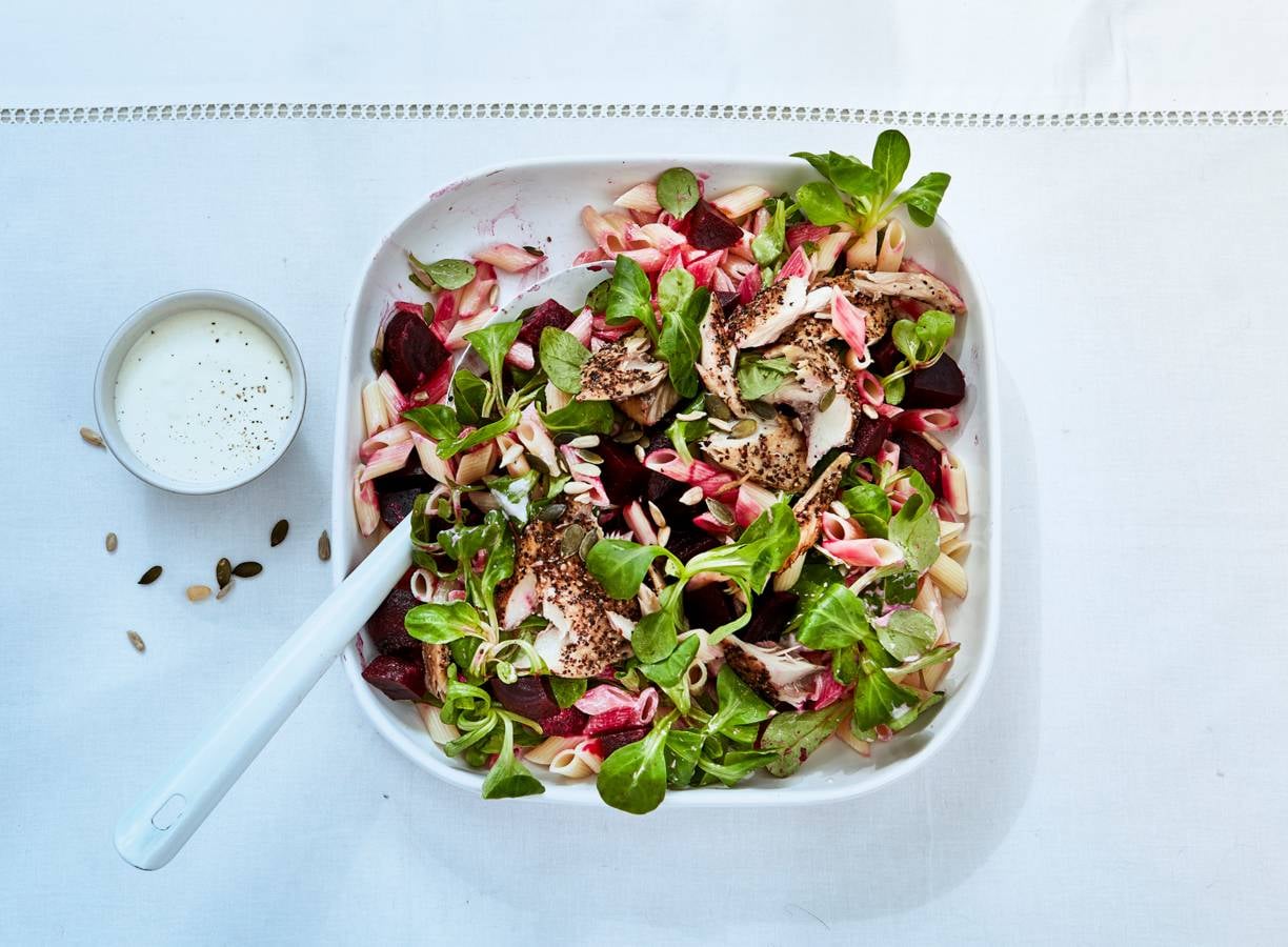 Pastasalade met gerookte makreel en biet