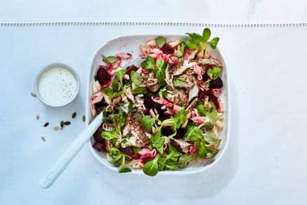 Pastasalade met gerookte makreel en biet