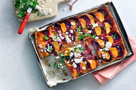 Plaattaart van zoete aardappel, rode biet en feta