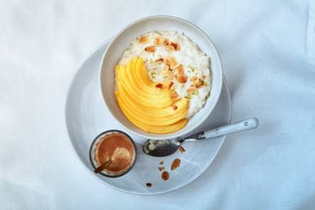 Rijstepap met kokosmelk, mango en amandel