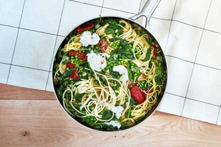 Romige eenpanspasta met groenten en buffelmozzarella
