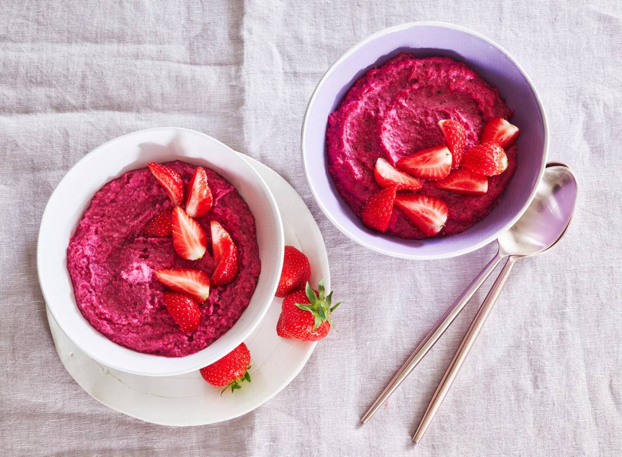 Roze havermout met aardbeien
