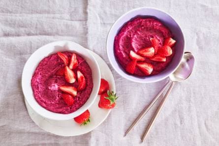 Roze havermout met aardbeien