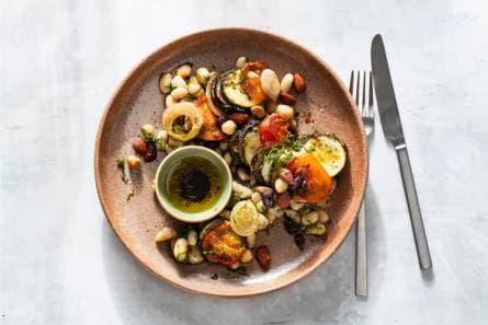 Salade van geroosterde groenten met kruiden en noten