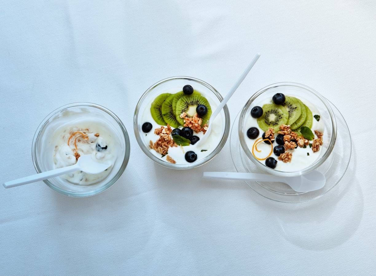 Sinaasappelkwark met muesli, kiwi en blauwe bessen