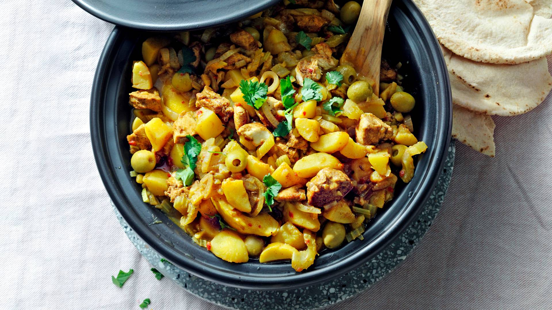 Tajine van kip, aardappel en olijven recept Allerhande Albert Heijn