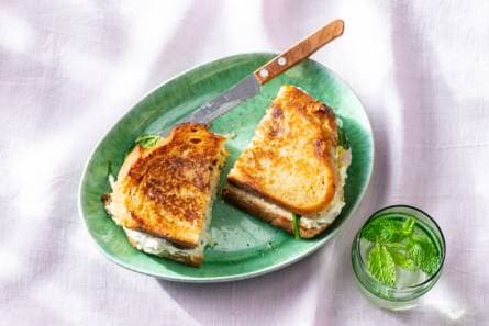 Tosti roomkaas met spinazie, avocado en kalkoen (advertorial)