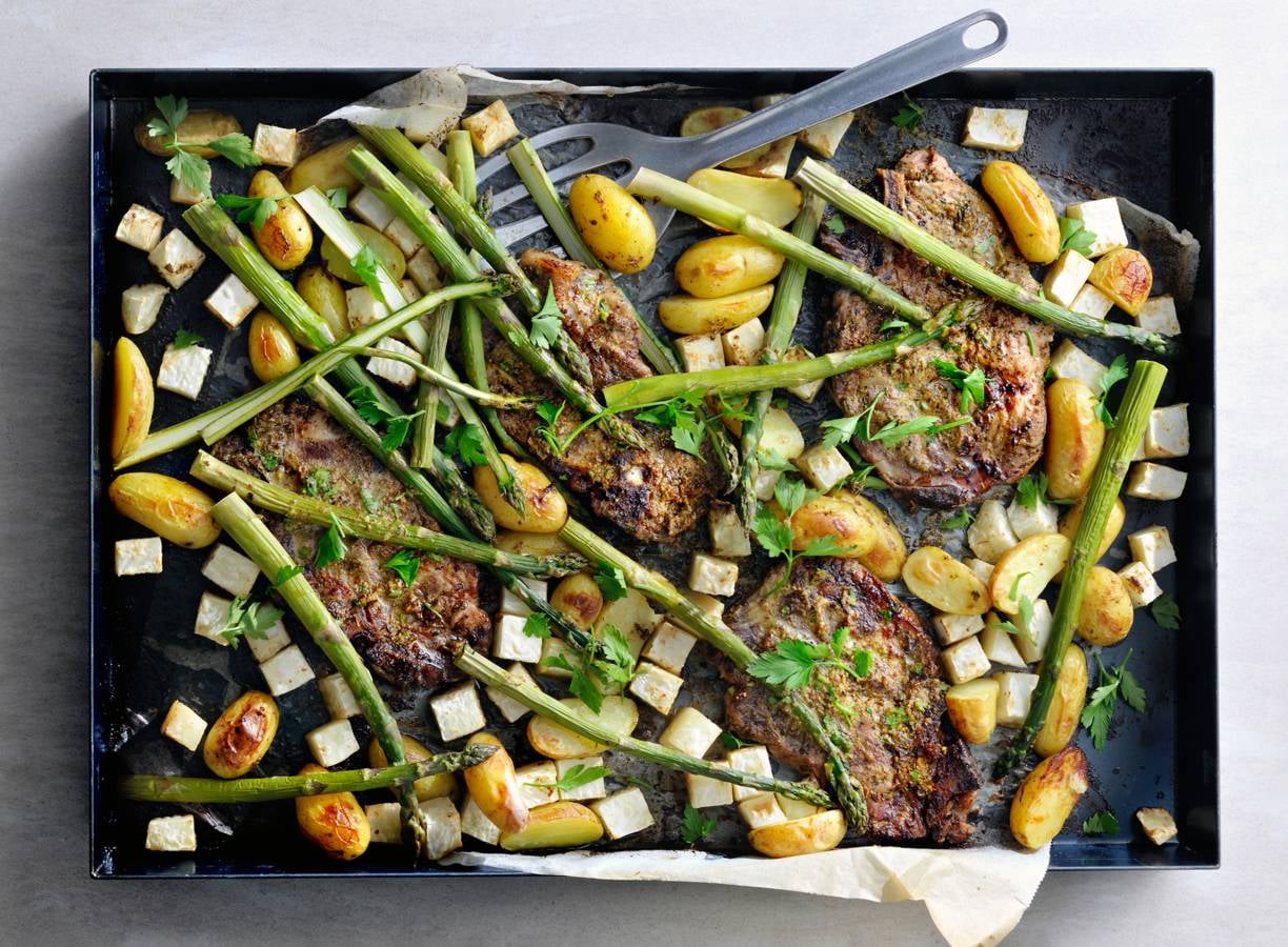 Traybake van karbonade, kriel en groene asperges