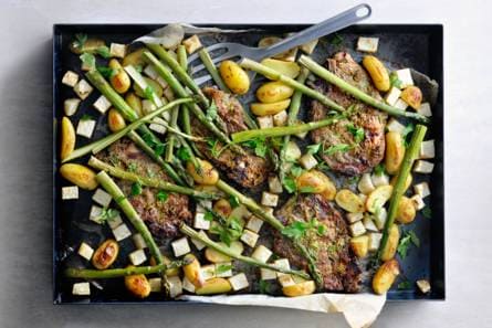 Traybake van karbonade, kriel en groene asperges