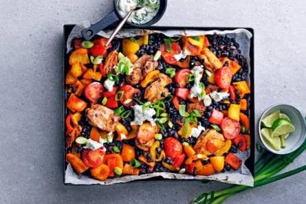 Traybake van kip, paprika, zwarte bonen en chipotle