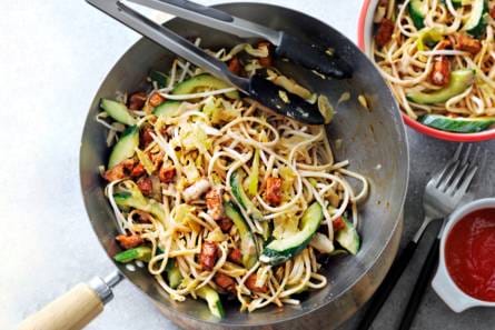 Vegetarische noedels met tofu, komkommer en tahindressing