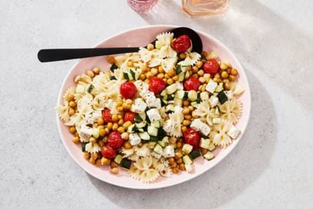 Vegetarische pasta met gepofte tomaten, courgette en witte kaas