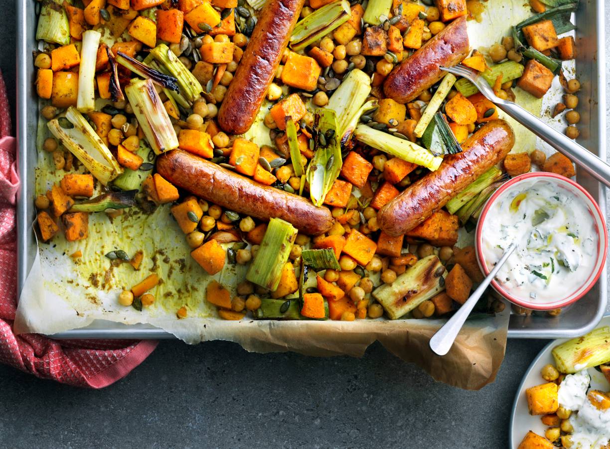 Vegetarische traybake met pompoen en vega worst