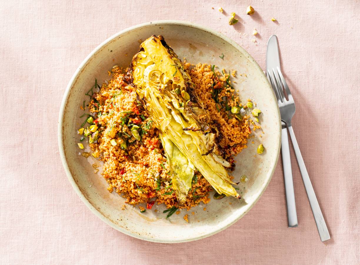 Volkorencouscous met geroosterde spitskool en tomatentapenade