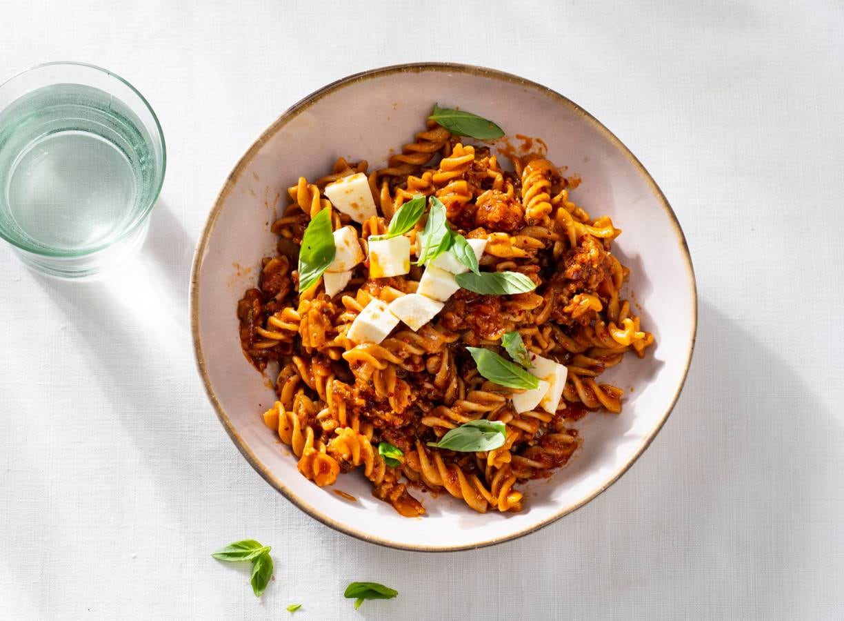 Volkorenpasta met gehaktsaus en mozzarella