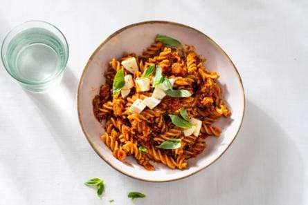 Volkorenpasta met gehaktsaus en mozzarella