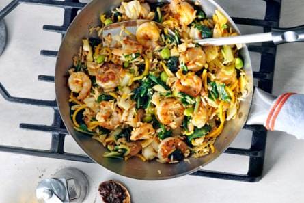 Wokschotel met garnalen en sambal
