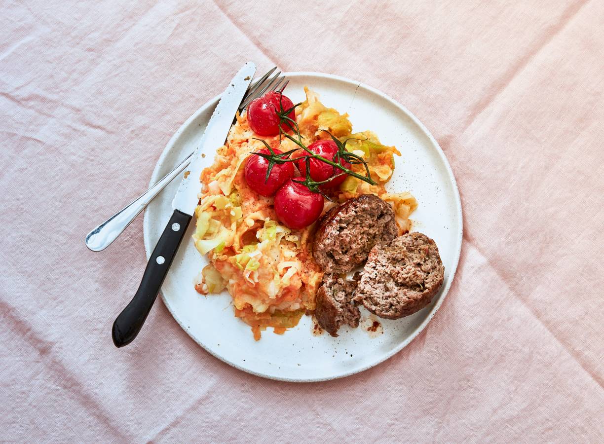 Zoete aardappelstamppot met gehaktbal en tomaatjes