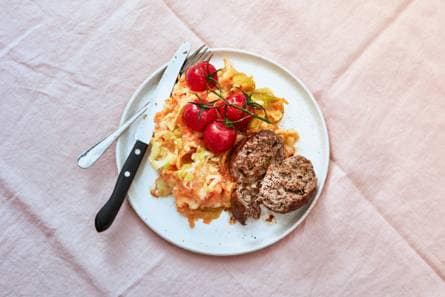 Zoete aardappelstamppot met gehaktbal en tomaatjes