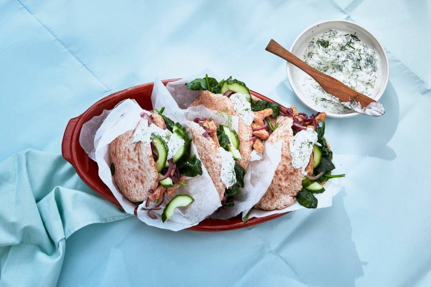 Pita met filetlapjes, komkommer en tzatziki