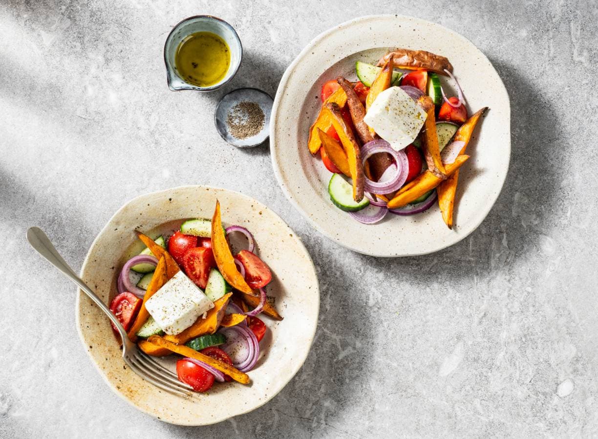 Griekse salade met zoete aardappel