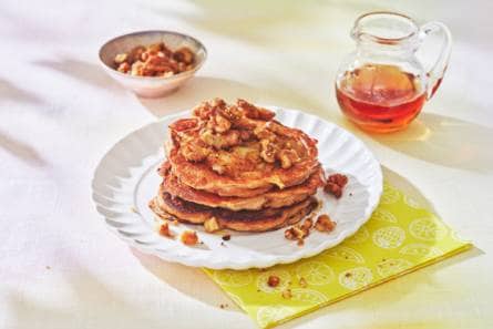 American apple pancakes met walnoten & ahornsiroop