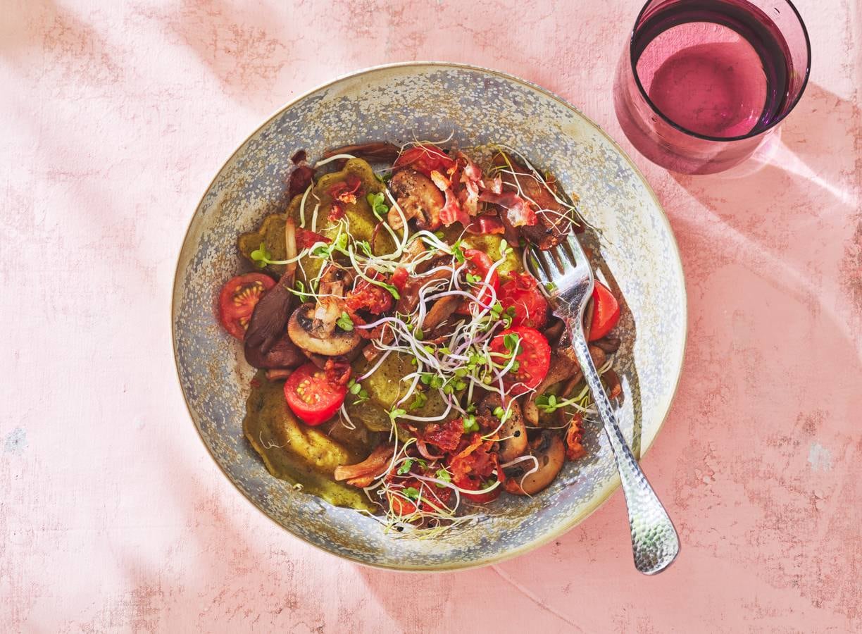 Ravioli met paddenstoelen, tomaatjes & pancetta
