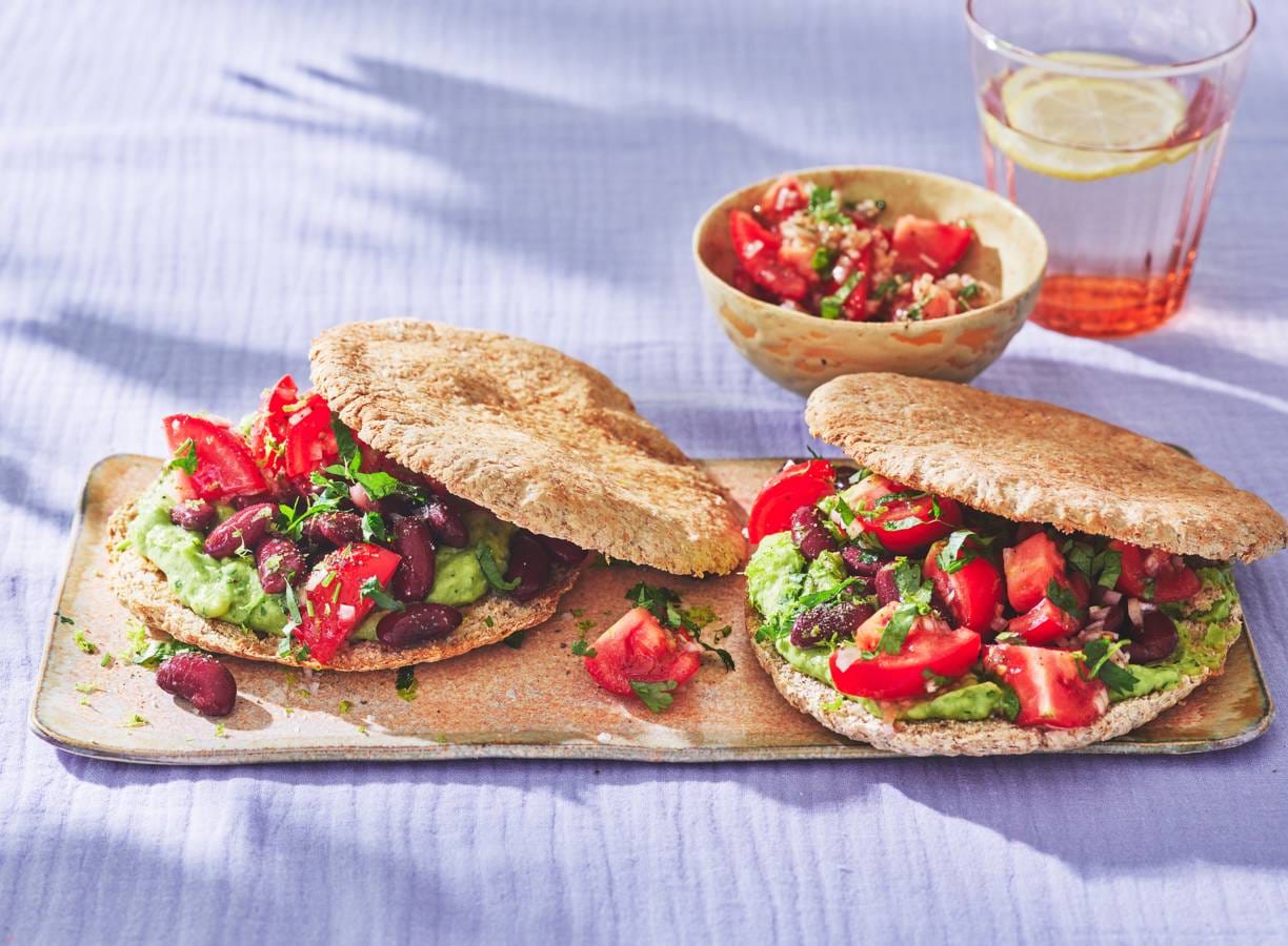 Volkorenpita met avocado, rode kidneybonen & salsa