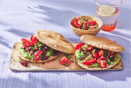 Volkorenpita met avocado, rode kidneybonen & salsa