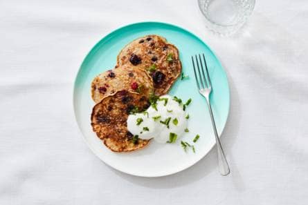 Bosvruchtenpannenkoekjes met Griekse yoghurt & munt