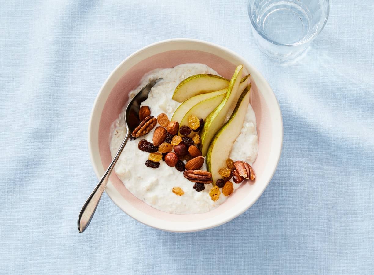 Kefir overnight oats met peer & studentenhaver