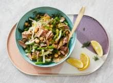 Lunchtijd = saladetijd! Van deze kikkererwten-tonijnsalade kikker je weer op.