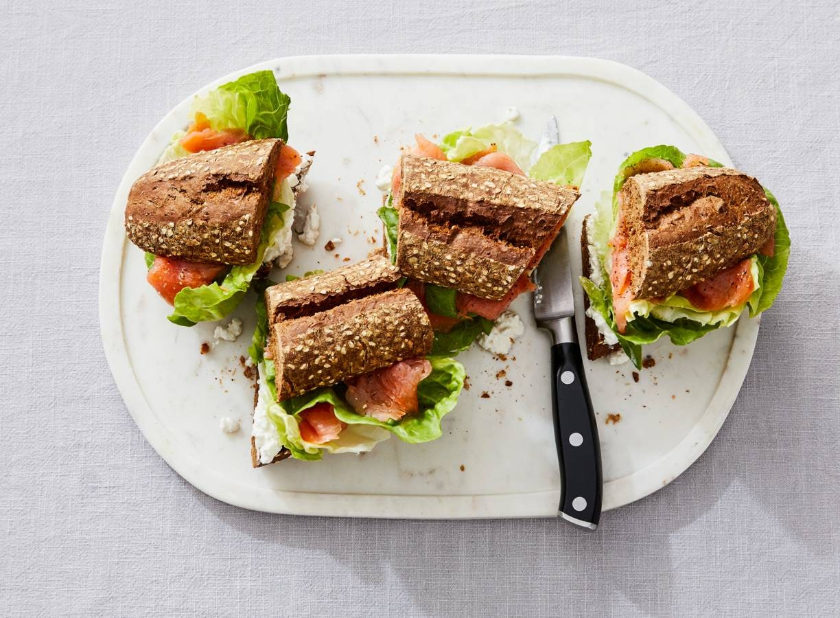Meergranen stokbrood met cottage cheese en gerookte zalm