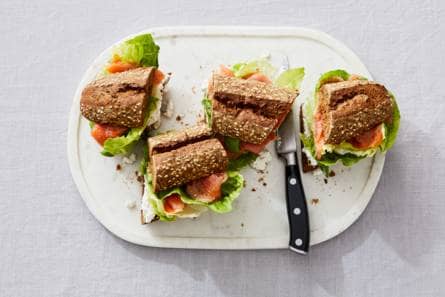 Meergranen stokbrood met cottage cheese en gerookte zalm