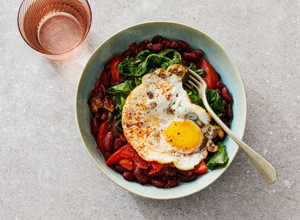 Mexicaanse lunchbowl met kidneybonen, spinazie & gebakken ei