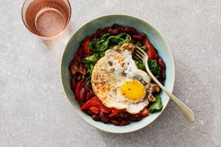 Mexicaanse lunchbowl met kidneybonen, spinazie & gebakken ei