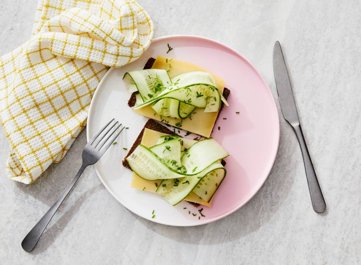 Roggebrood met kaas & komkommer