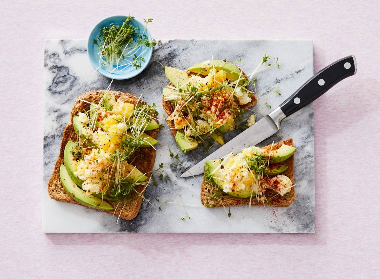 Volkorentoast met avocado & eikruim
