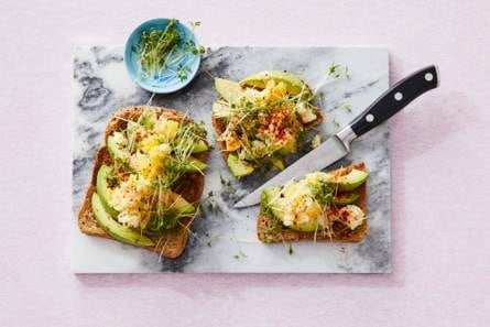 Volkorentoast met avocado & eikruim