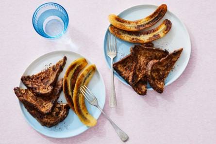 Wentelteefjes van muesli-notenbrood met gebakken banaan