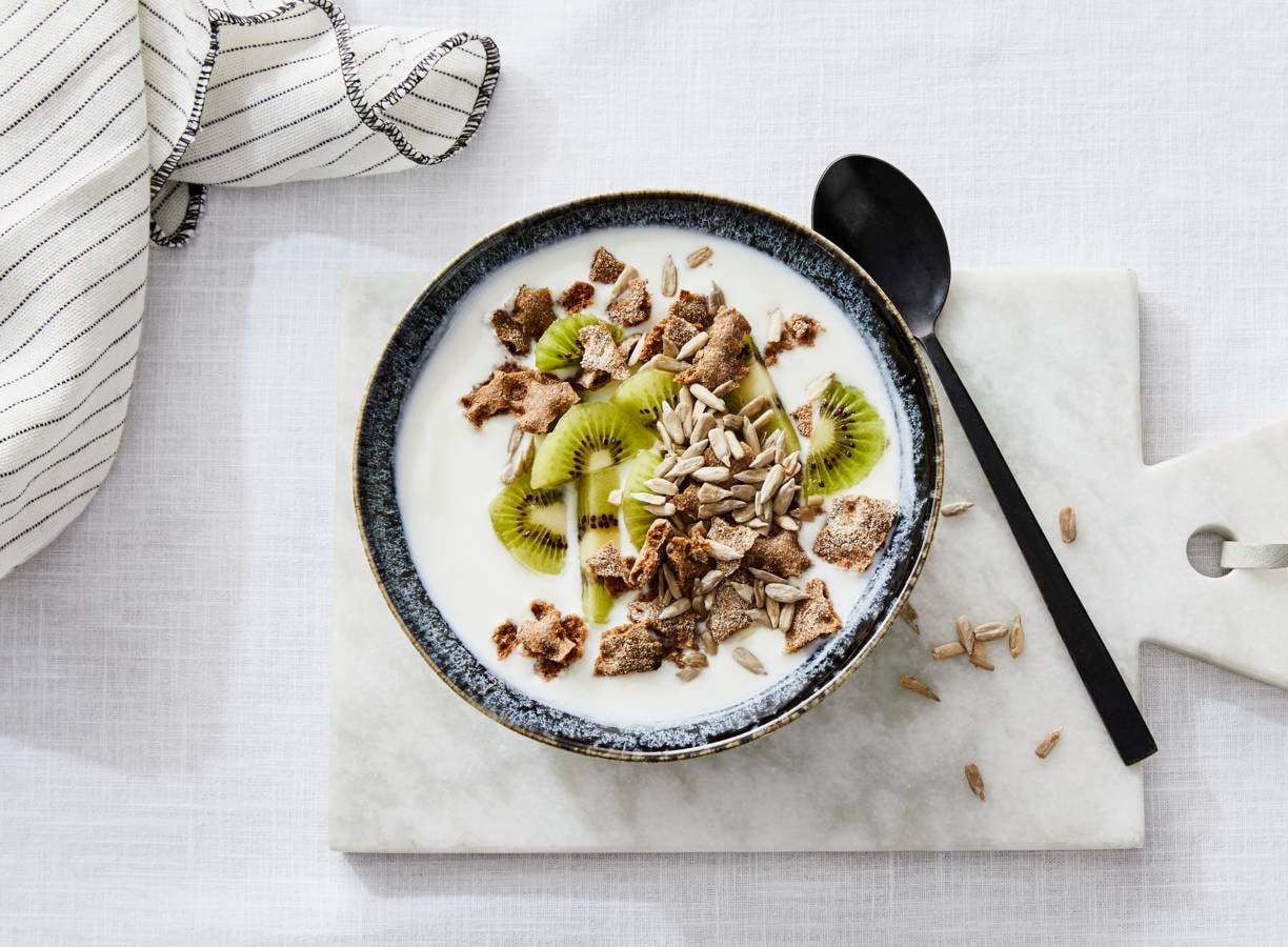 Yoghurt met kiwi & verkruimeld knäckebröd