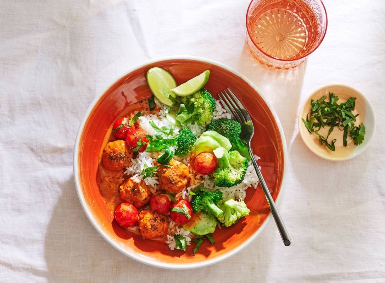Kipballetjes in rode-currysaus met rijst