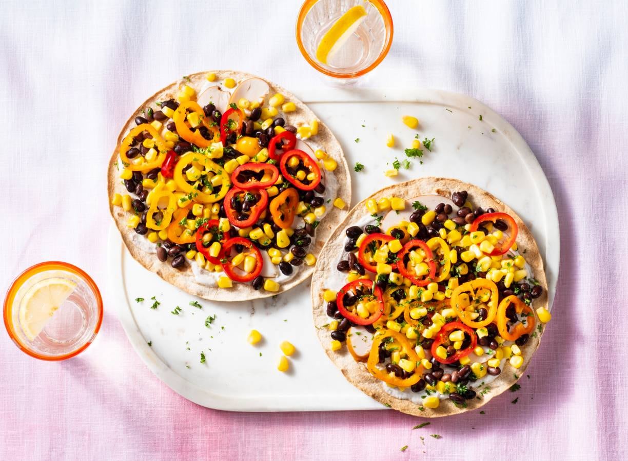 Tostada’s met kip, crispy mais en zwarte bonen