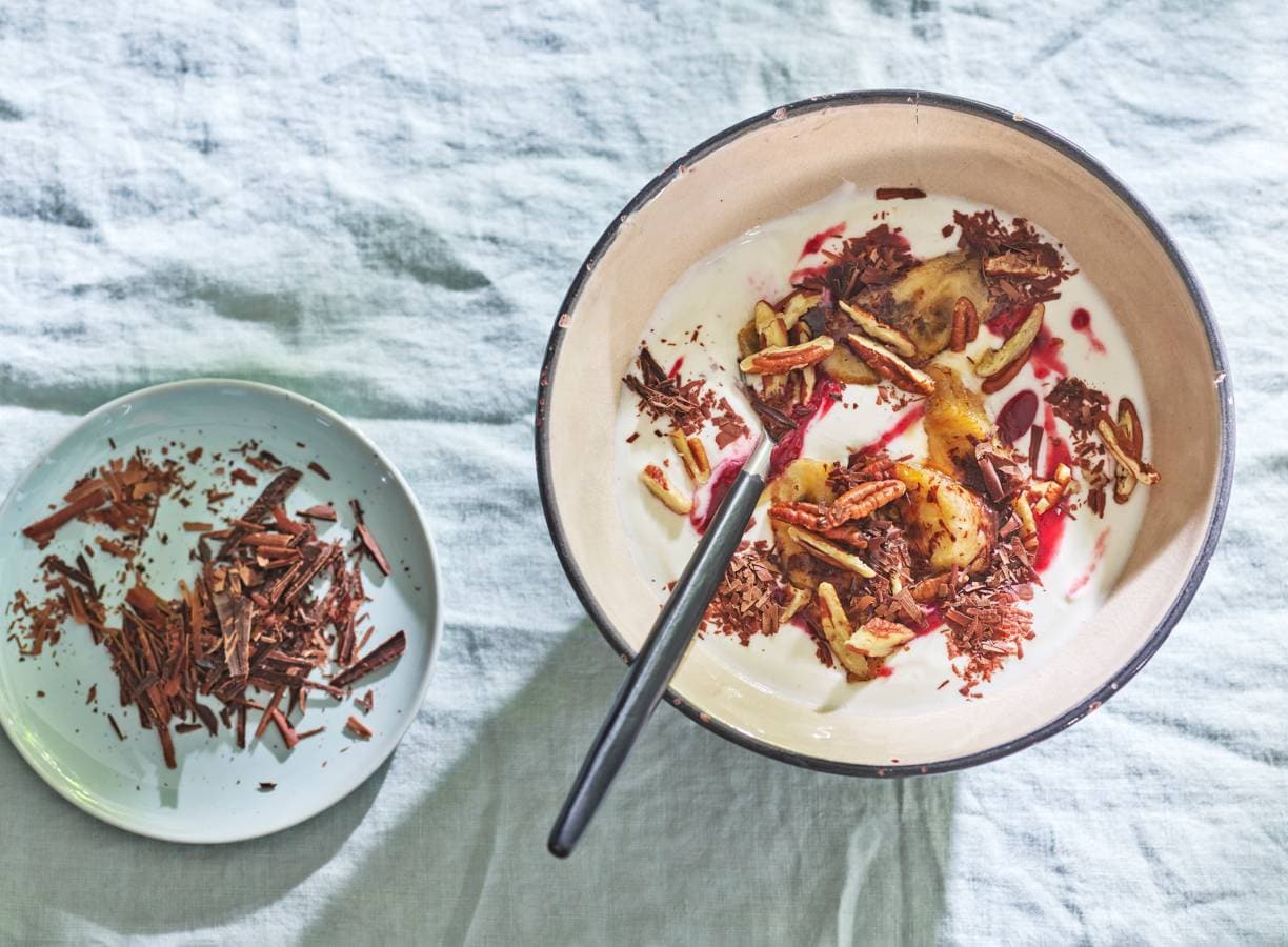 Yoghurt met banaan, frambozenjam en noten