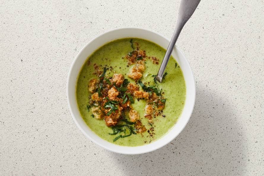 Broccolisoep met soepgroenten en broodkruim