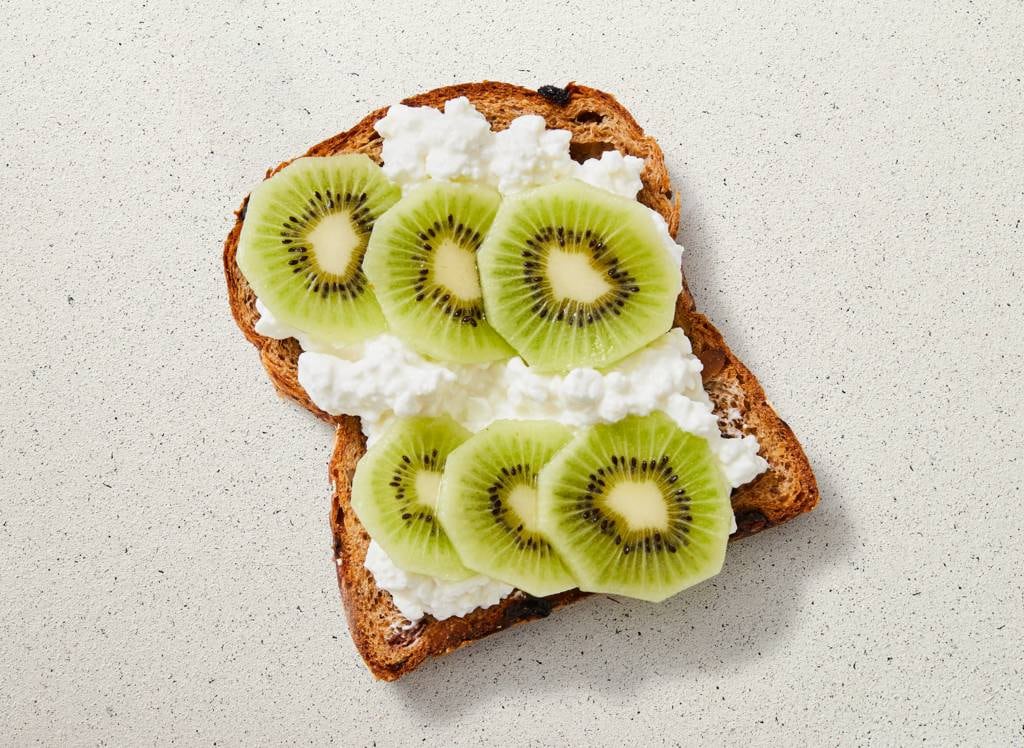 Mueslinotenbrood met cottagecheese en kiwi recept Allerhande