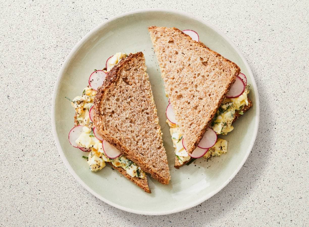 Sandwich met eiersalade en radijs