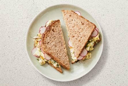 Sandwich met eiersalade en radijs